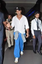 Akshay Kumar snapped at the airport in Mumbai on 30th July 2013 (11).JPG